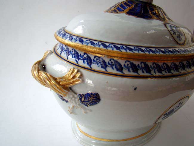 A fine late 18th century Lowestoft covered tureen circa 1790-1800 — image 3